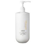 Îmbunătățește-ți rutina de îngrijire cu produsul nostru lejer Balsam de Hidratare cu Ulei de Ciulin si Acid Lactic Obsessed Hydration Conditioner 1000ml, care oferă hidratare tuturor tipurilor de păr fără a-l îngreuna. Îmbogățit cu Aloe Vera și ulei de ciulin, acest balsam întărește și protejează părul, în timp ce acidul lactic acționează ca un ingredient care atrage umiditatea, exfoliind delicat părul și scalpul.