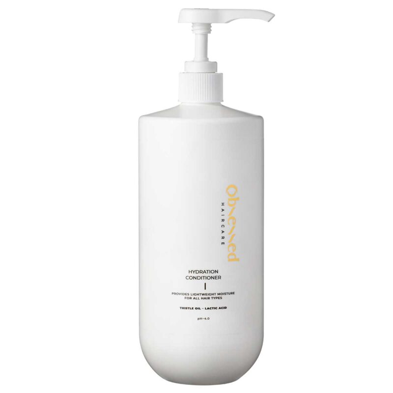 Îmbunătățește-ți rutina de îngrijire cu produsul nostru lejer Balsam de Hidratare cu Ulei de Ciulin si Acid Lactic Obsessed Hydration Conditioner 1000ml, care oferă hidratare tuturor tipurilor de păr fără a-l îngreuna. Îmbogățit cu Aloe Vera și ulei de ciulin, acest balsam întărește și protejează părul, în timp ce acidul lactic acționează ca un ingredient care atrage umiditatea, exfoliind delicat părul și scalpul.