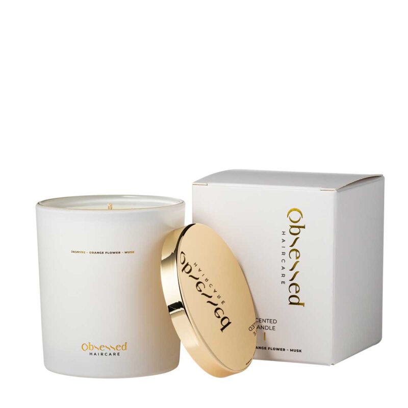 Lumanarea Parfumată Obsessed orange flower, jasmin, musk Obsessed Scented Candle 220g nu este doar un simplu accesoriu, ci o experiență senzorială care îți va încânta simțurile și va transforma atmosfera din orice cameră.