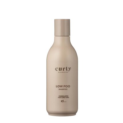 Sampon cu spumare redusa pentru par cret CURLY Xcls Low Poo 250 ml. O curatare blanda, eficienta si hidratanta pentru parul cret, care tinde adesea sa devina uscat si rebel. Lasa buclele curate, hidratate, cu un aspect natural si usor de aranjat. Cu un continut scazut de surfactanti si fara SLS/SLES, Sampon cu spumare redusa pentru par cret asigura o spalare delicata, astfel incat parul si scalpul sa isi pastreze uleiurile naturale.