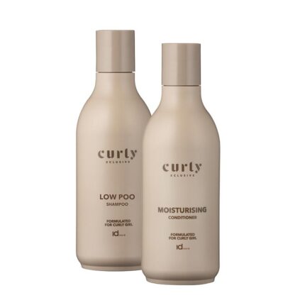 Set Sampon cu spumare redusa CURLY Xcls Low Poo + Balsam de hidratare profunda pt par cret CURLY Xcls Moisture Conditioner confera o curatare blanda, eficienta si hidratanta pentru parul cret, care tinde adesea sa devina uscat si rebel. Balsamul este hidratant și emolient conține ulei de cocos care pătrunde adânc în firul de păr și oferă buclelor hidratarea necesară de lungă durată și senzatie de catifelare a părului.